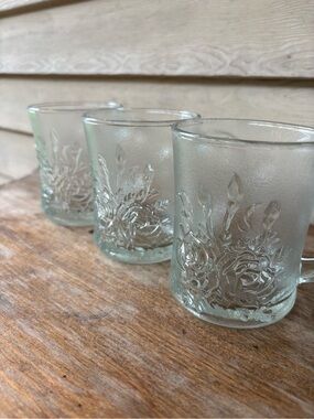 3 VTG Pasari Livia frosted glass mugs feature an embossed rose design